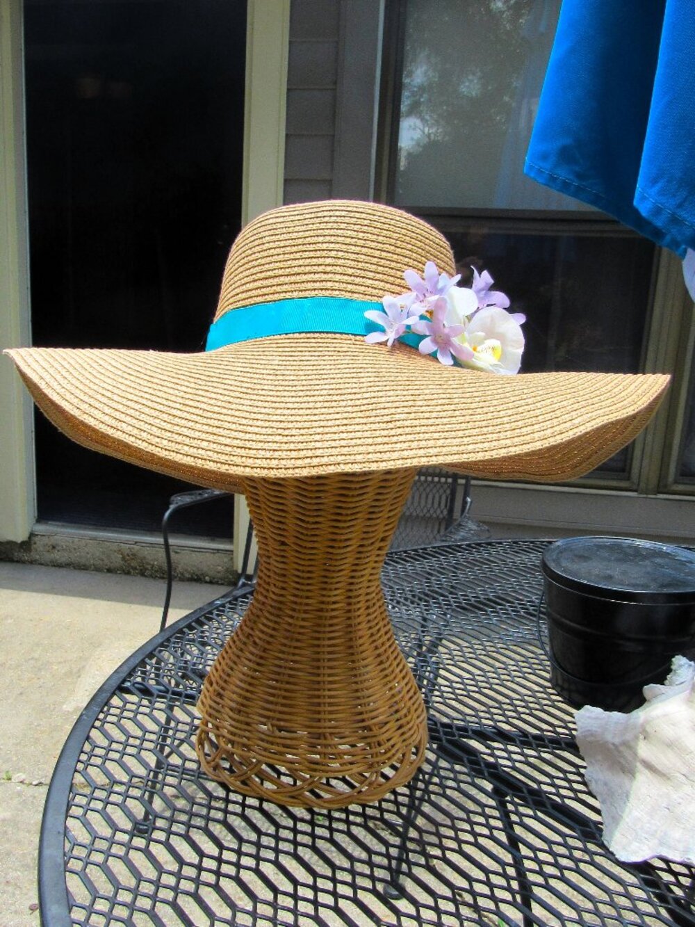 VINTAGE LOOK WIDE BRIM STRAW SUN HAT + FLOWERS UNUSED MAKE OFFER